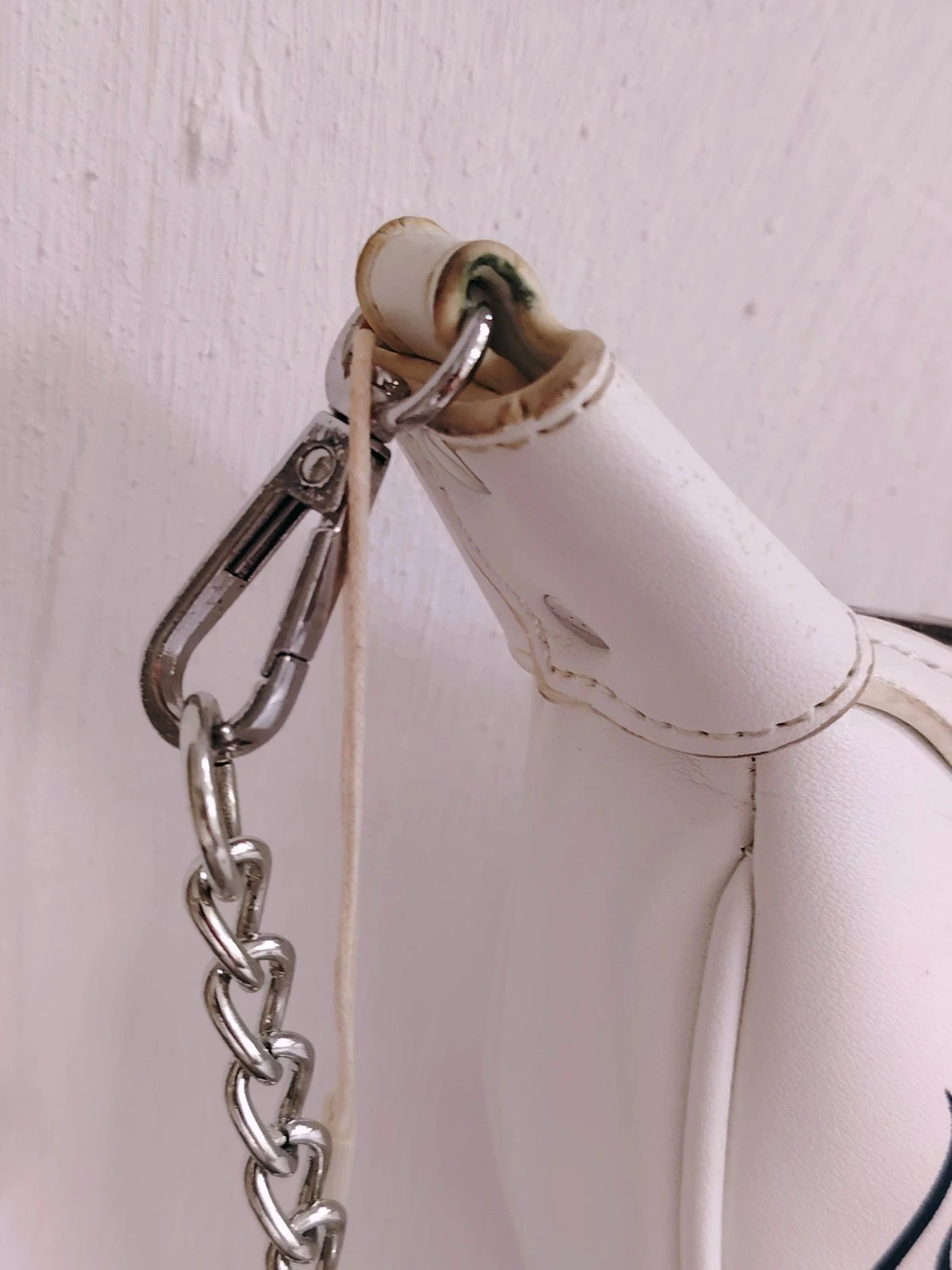 Halfmoon Schultertasche mit matt weißer Polyurethan Oberfläche