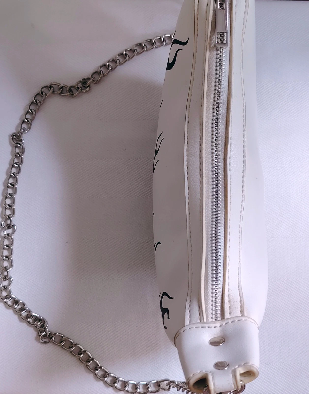 Kompakte Bershka Halfmoon Schultertasche im Streetwear Look