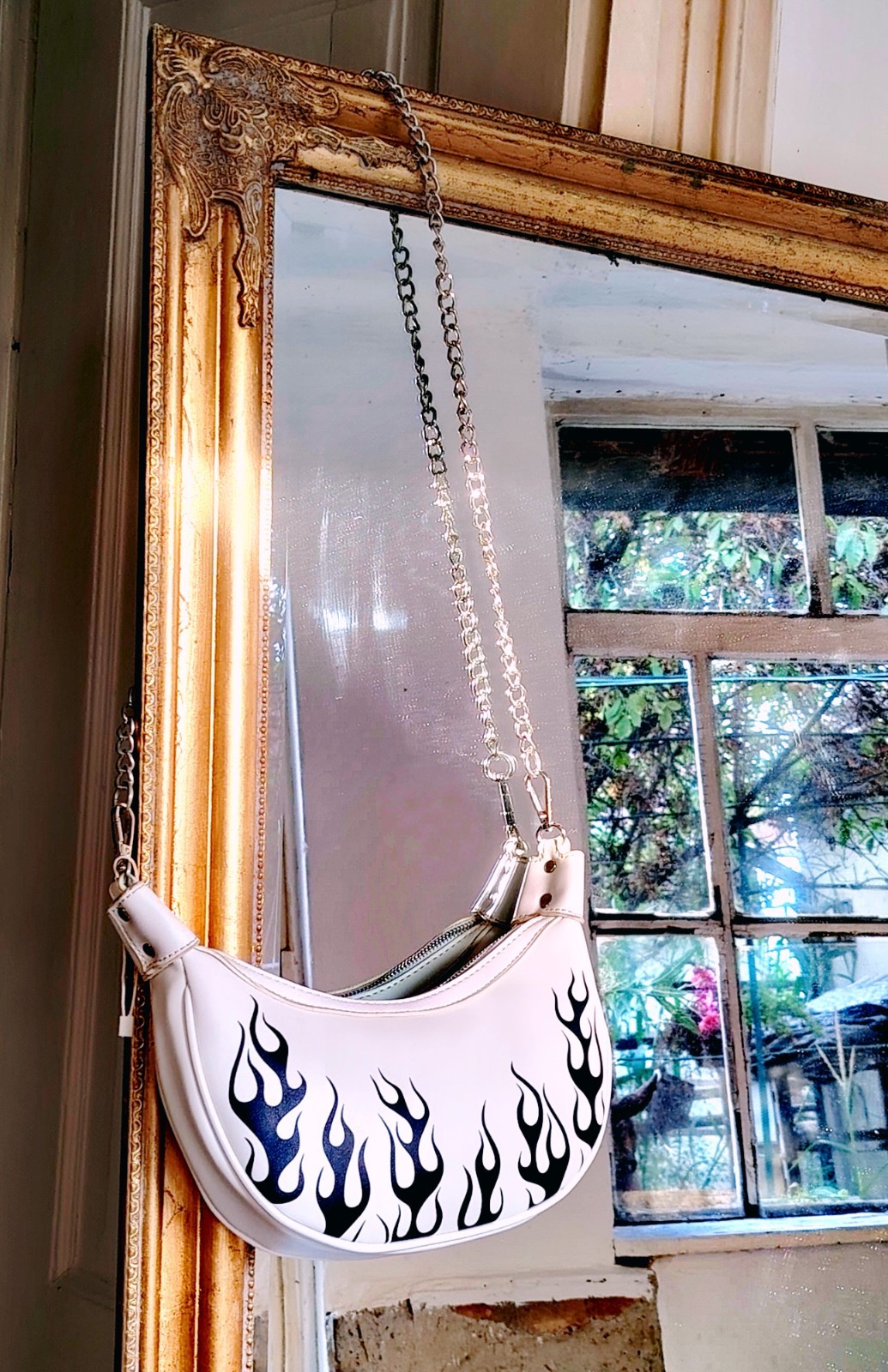 Bershka Tasche im kompakten Halfmoon Format