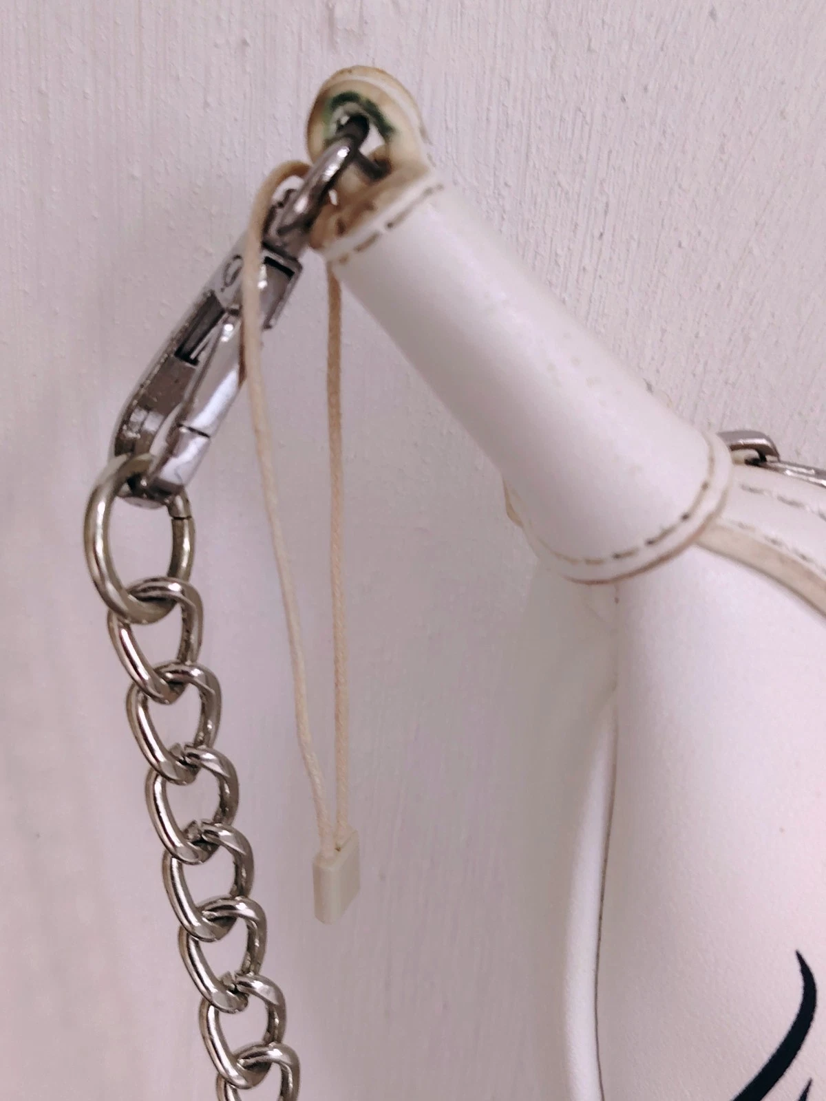 Bershka Damen Schultertasche mit silberfarbenem Metallriemen