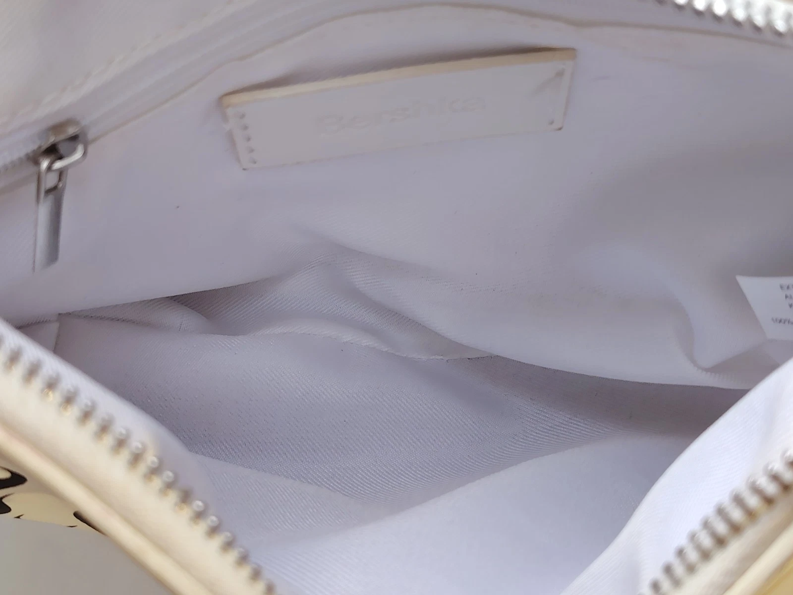 Bershka Schultertasche mit weißem Polyesterfutter