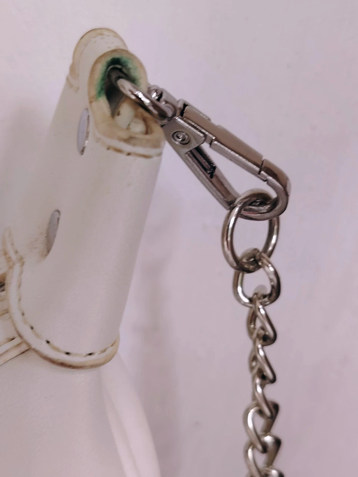 Bershka Tasche mit schwarzem Feuer Muster auf weißem Grund
