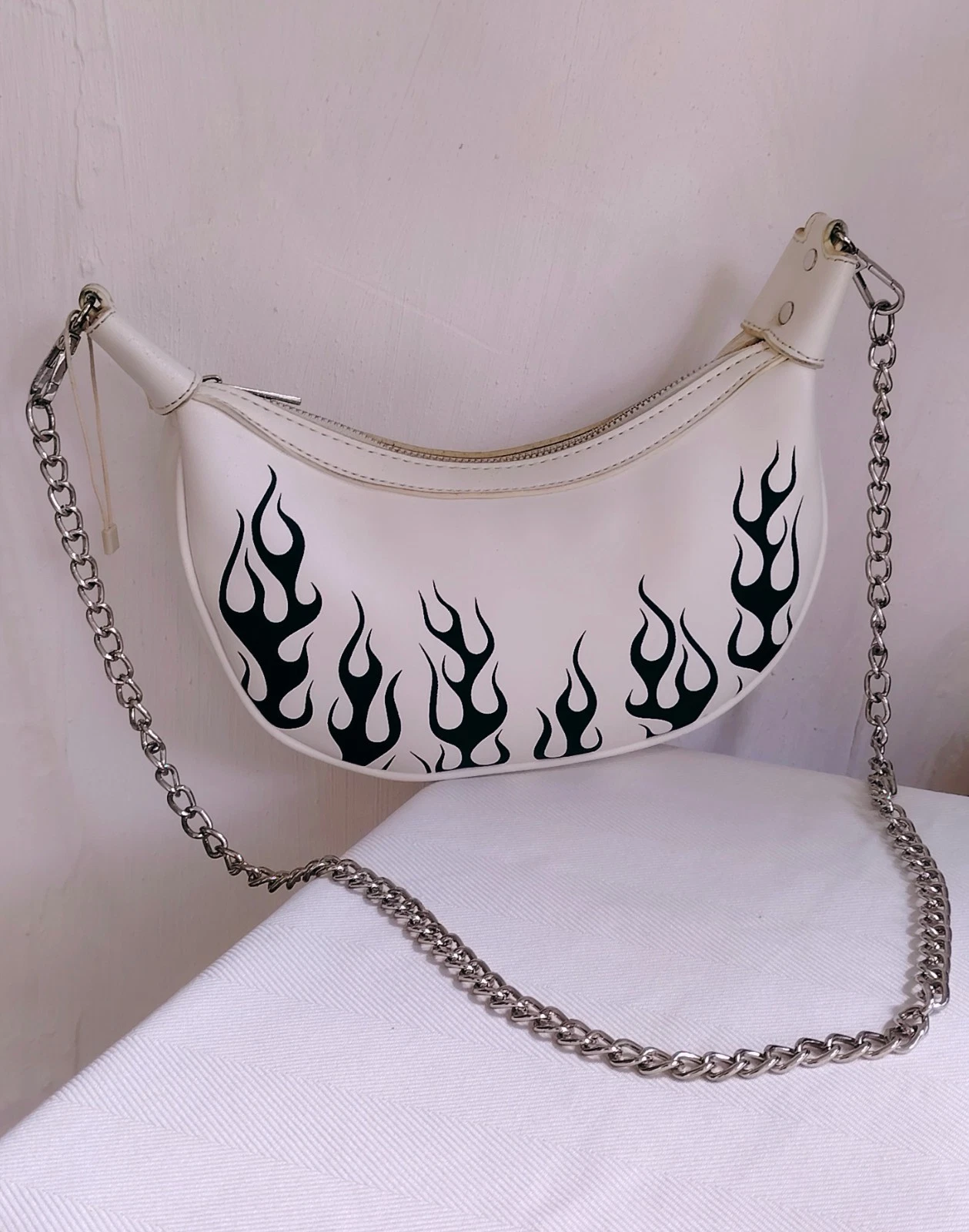 Kleine Y2K Schultertasche von Bershka mit Tribal Design