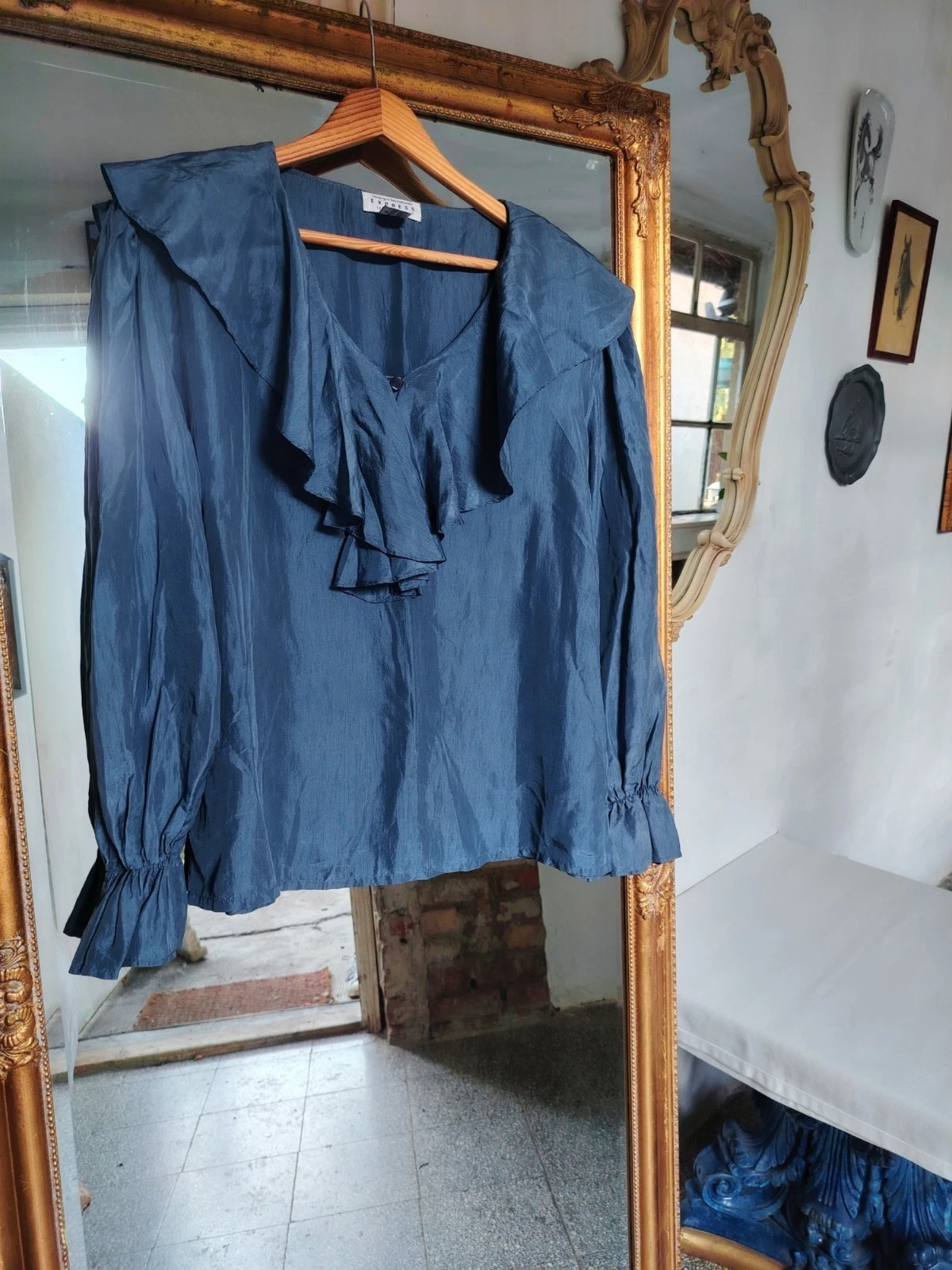 Blaue Seidenbluse mit langen Flatterärmeln
