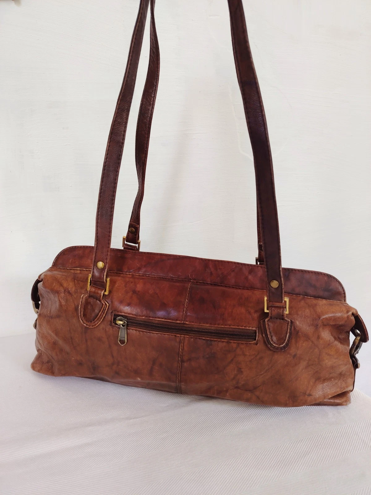 Braune Handtasche mit goldfarbenem Reißverschluss