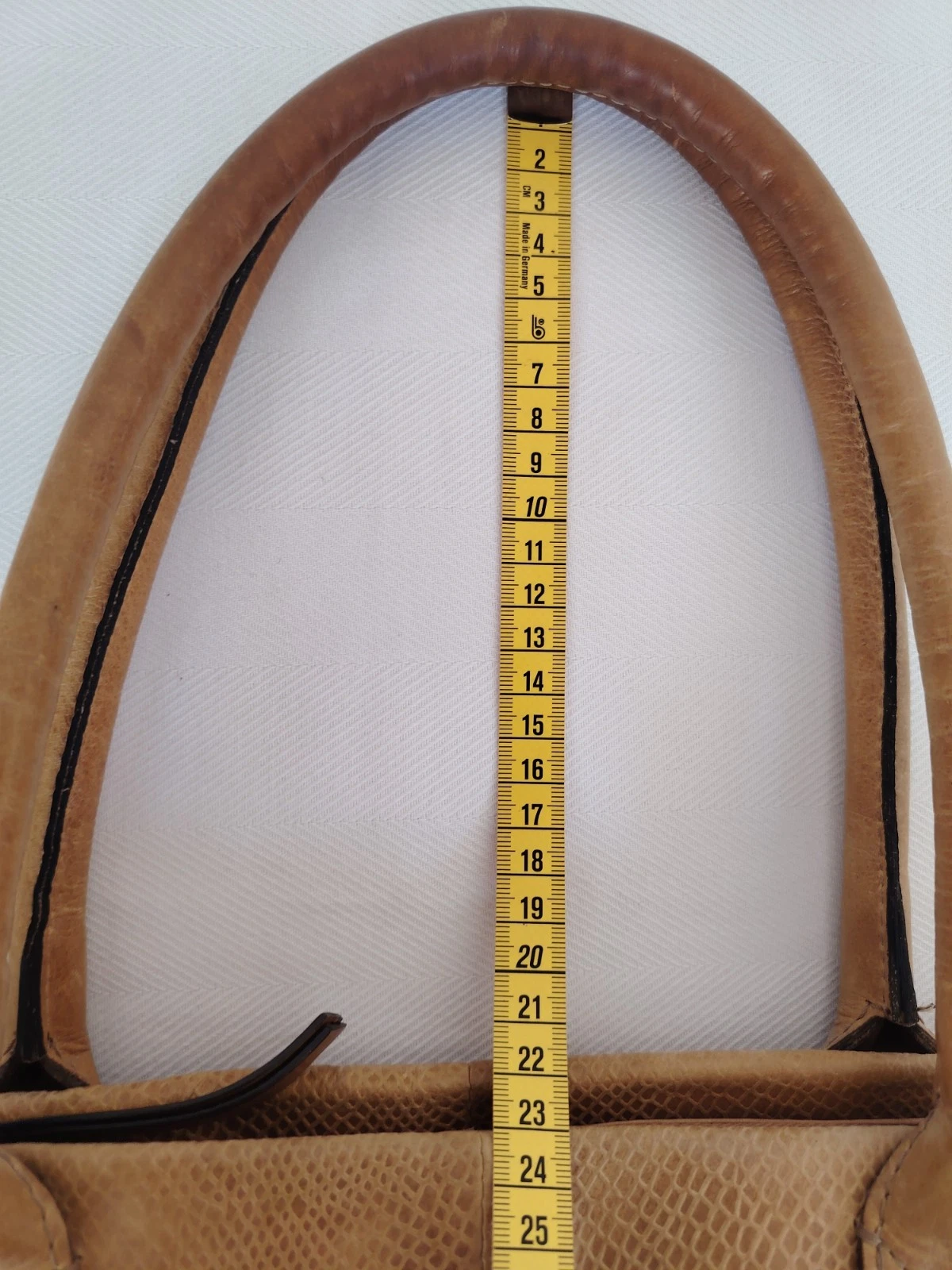 Braune Handtasche mit goldenem Verschluss