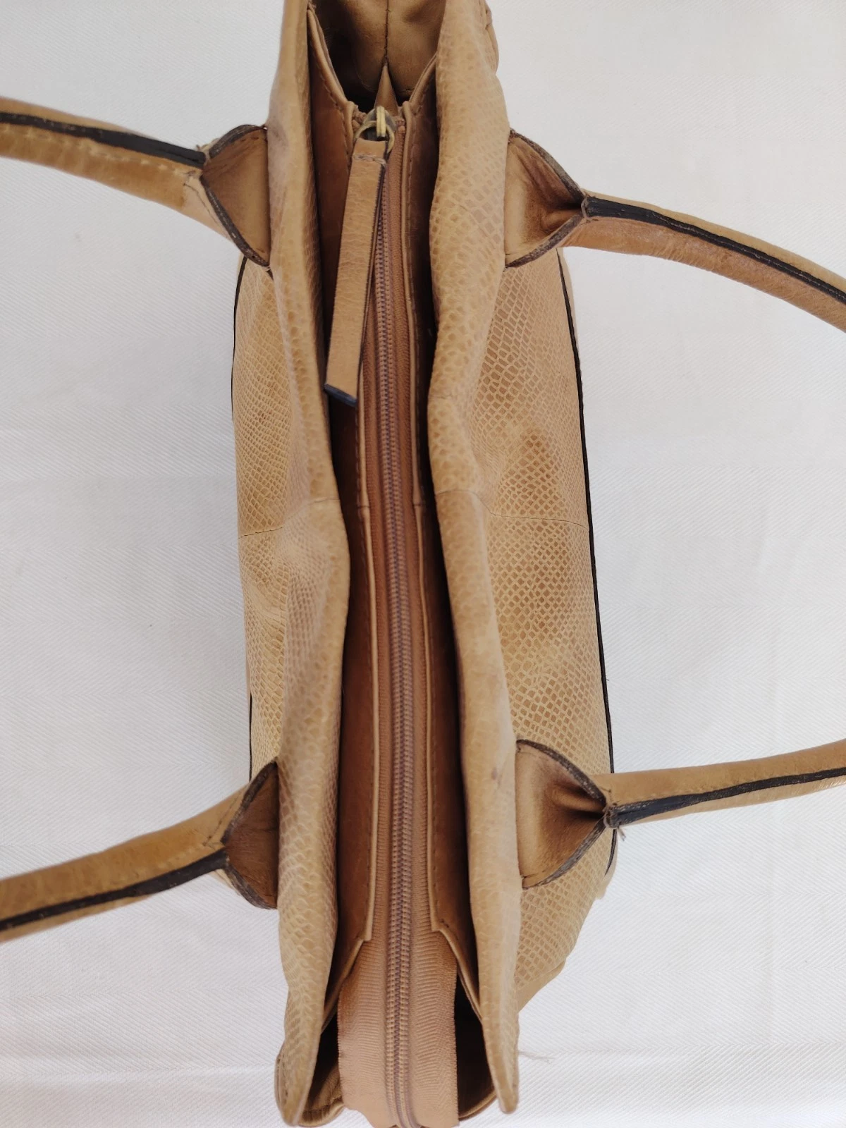 Braune Lederhandtasche mit Netzmuster