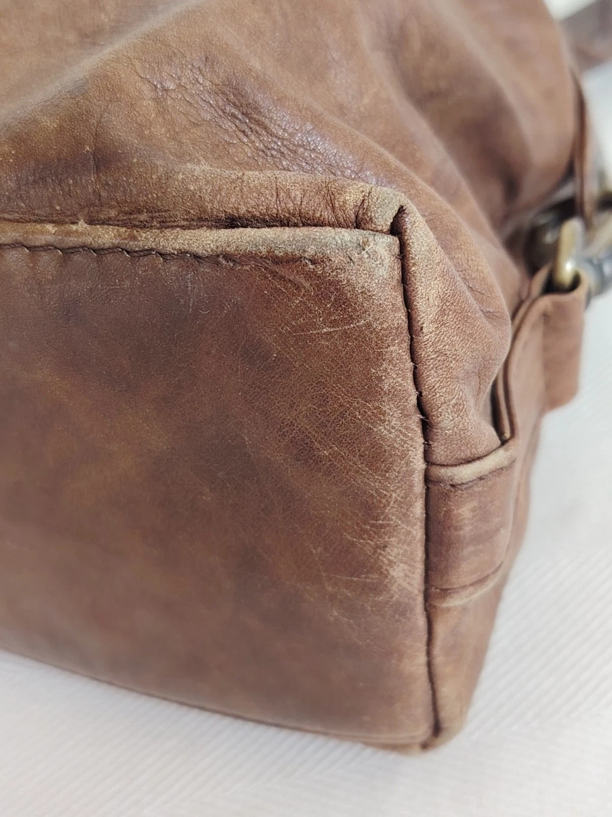 Braune Lederhandtasche mit goldenem Reißverschluss