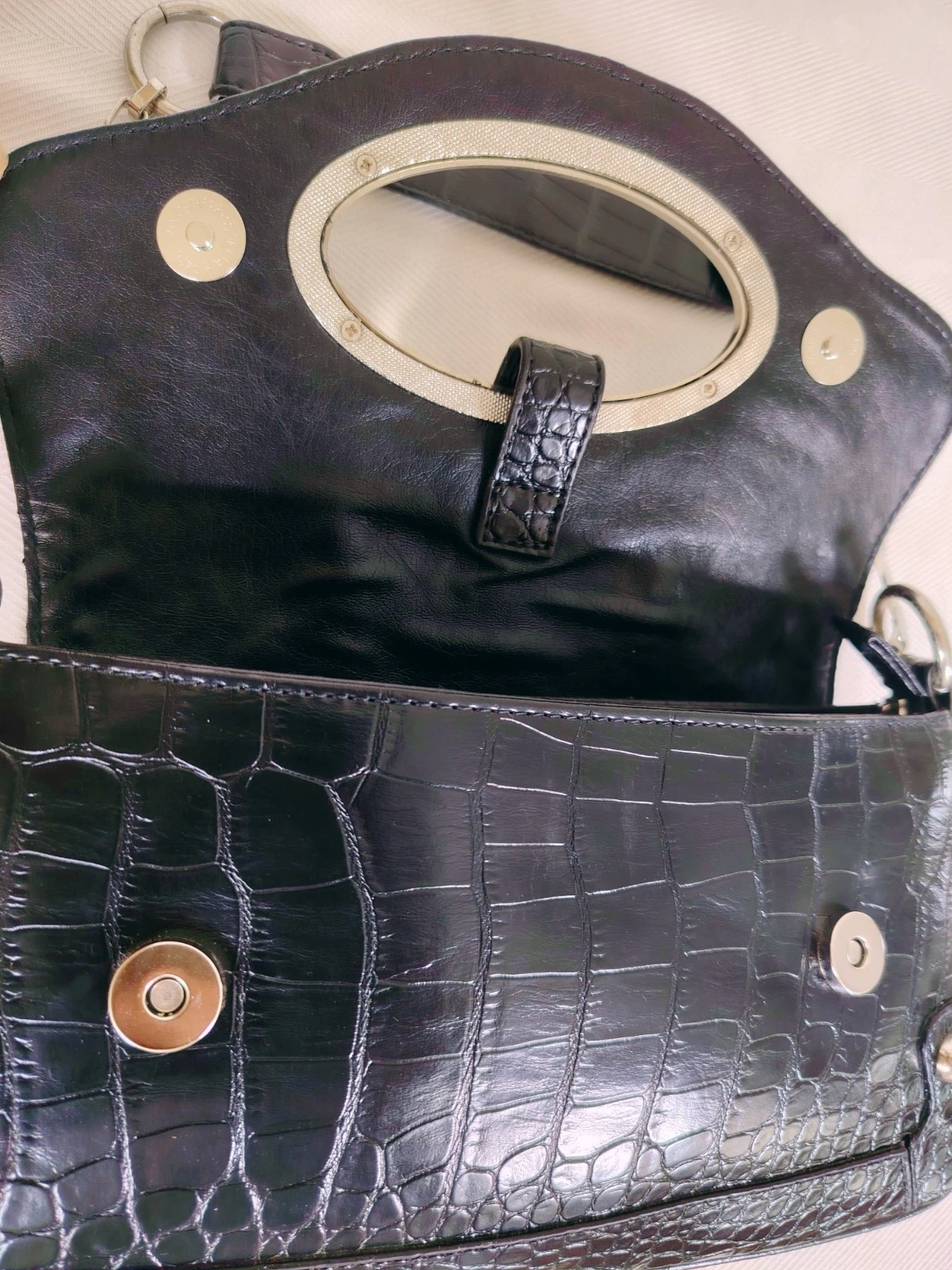 Schwarze Cyber Schultertasche mit Metallringen