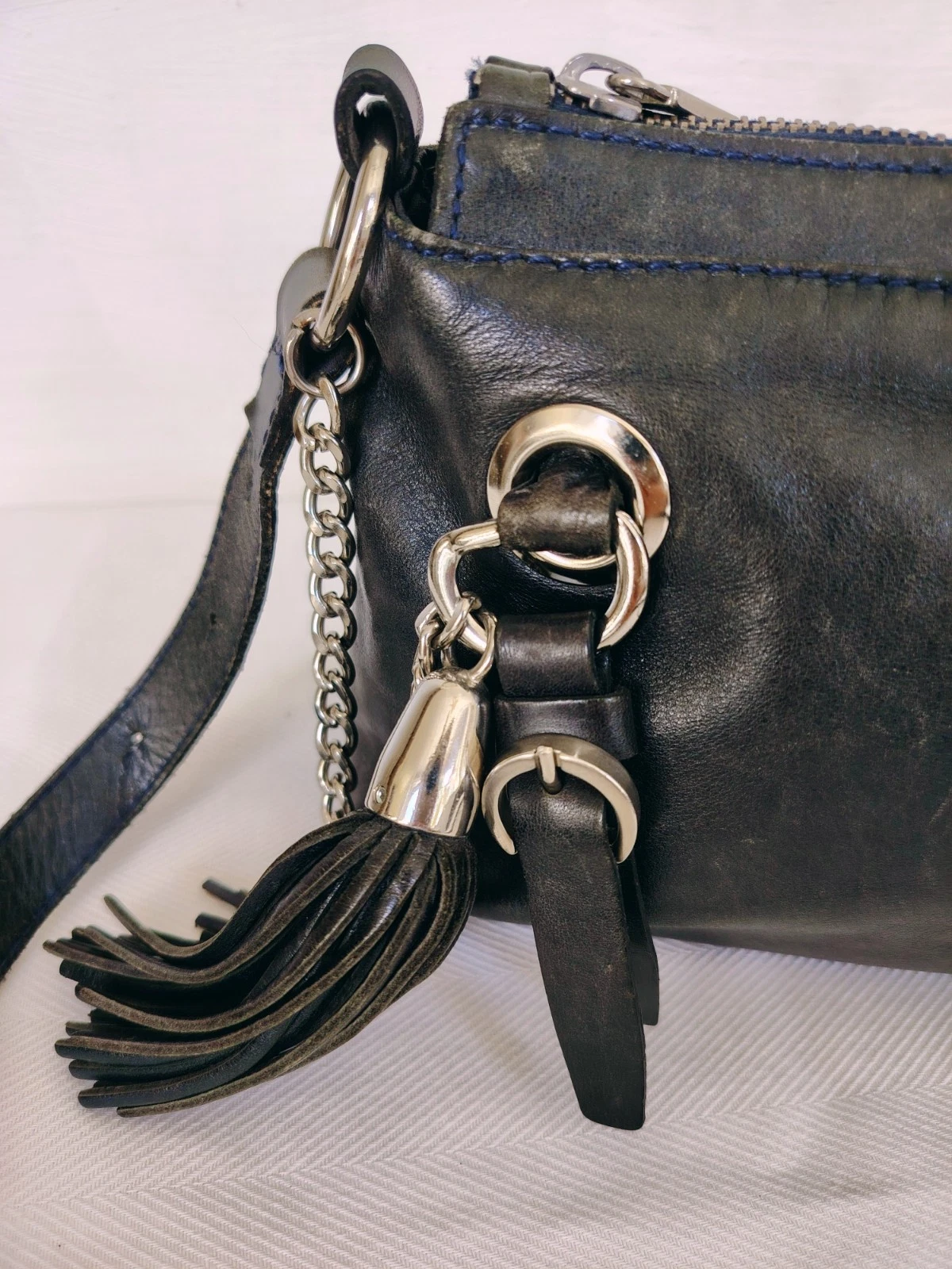 Damen Ledertasche in Schwarz mit Fransen und Metallringen