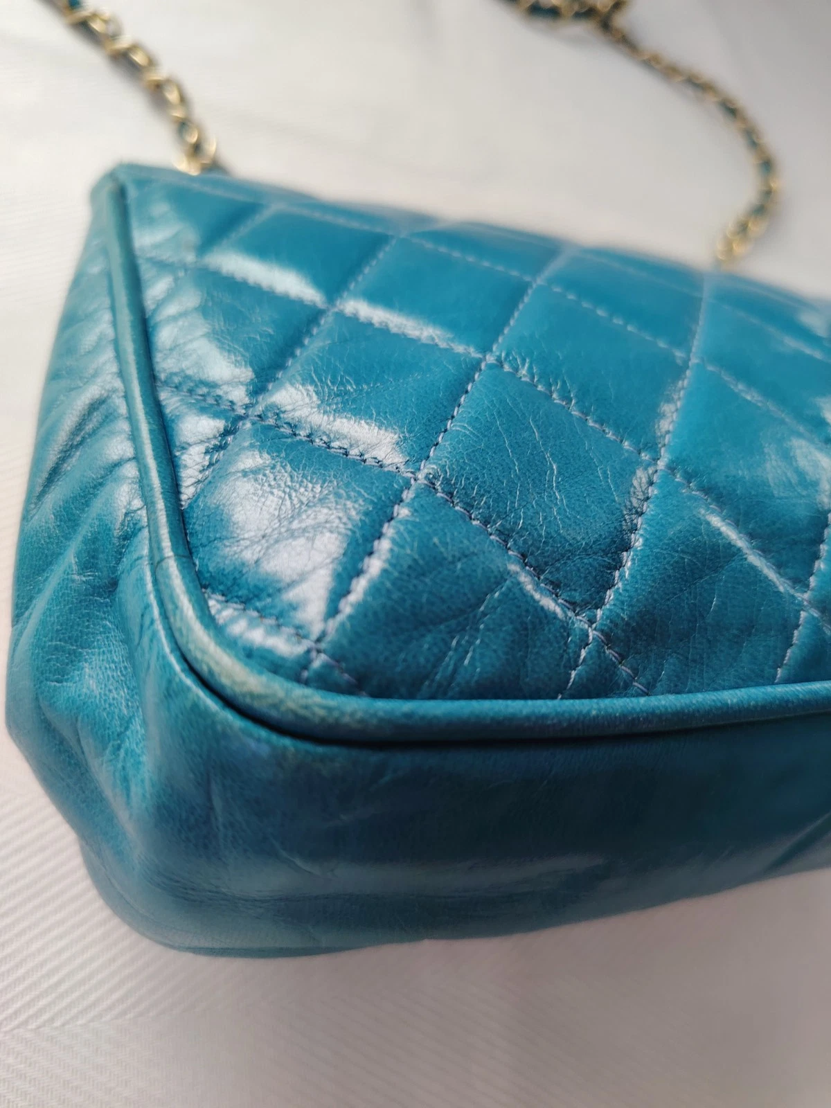 Gesteppte Petrol Tasche mit goldfarbener Kette
