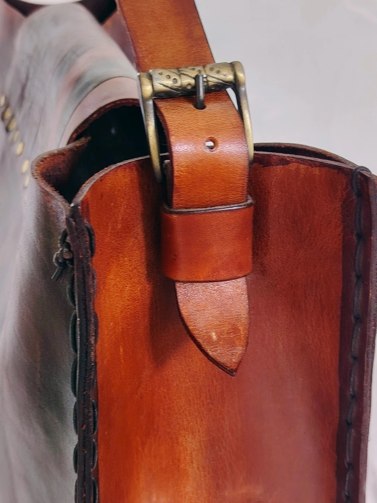 Braune Hobo Schultertasche mit Schnallenverschluss