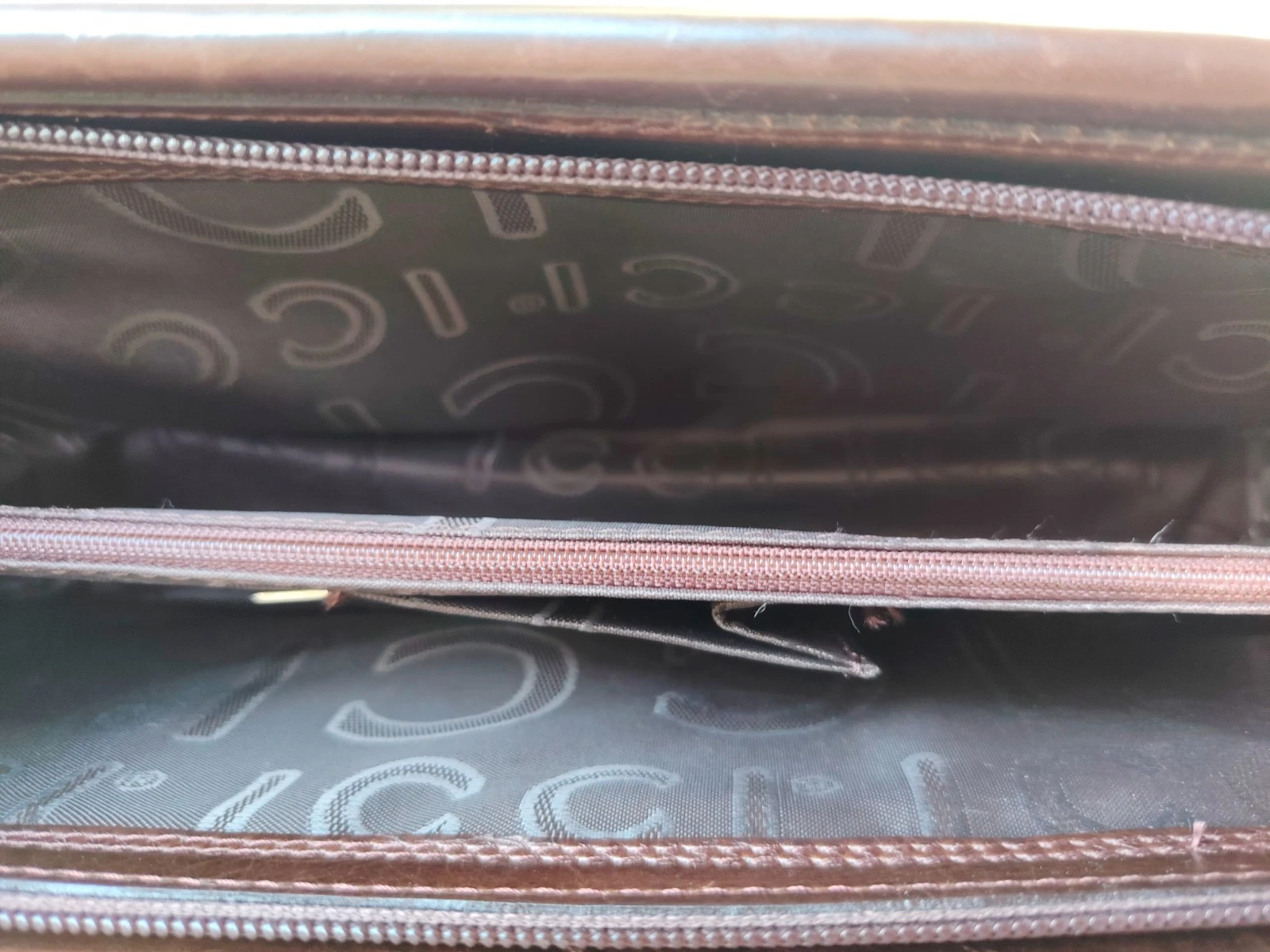 Icci Ledertasche mit schwarzem Futter und Reißverschluss