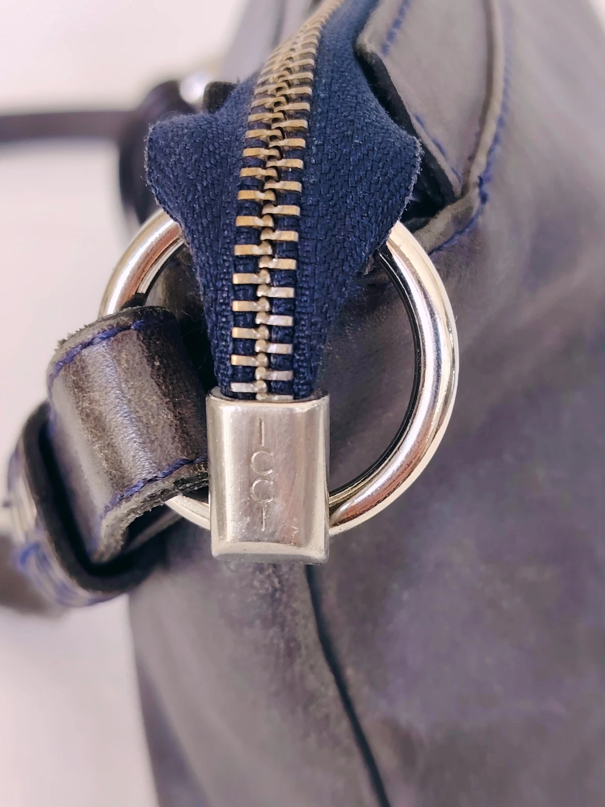 Icci Damenhandtasche mit schwarzem Schulterriemen aus Leder