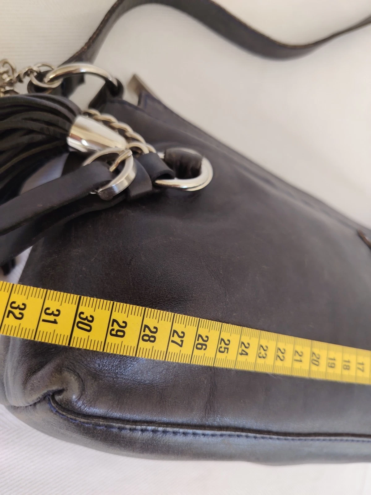 Icci Schultertasche aus schwarzem Leder mit Fransen