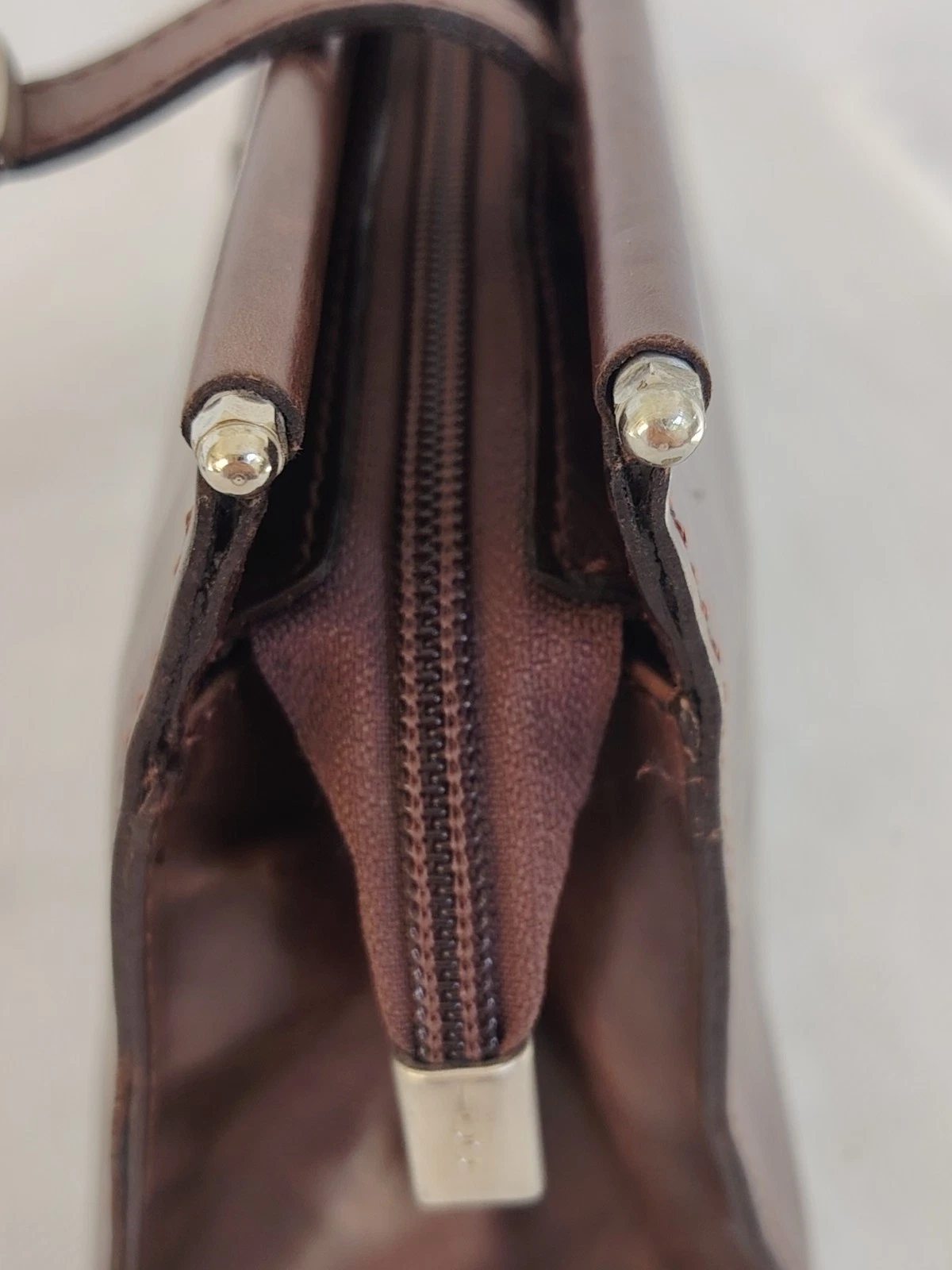 Icci Schultertasche mit silberfarbenem Reißverschluss