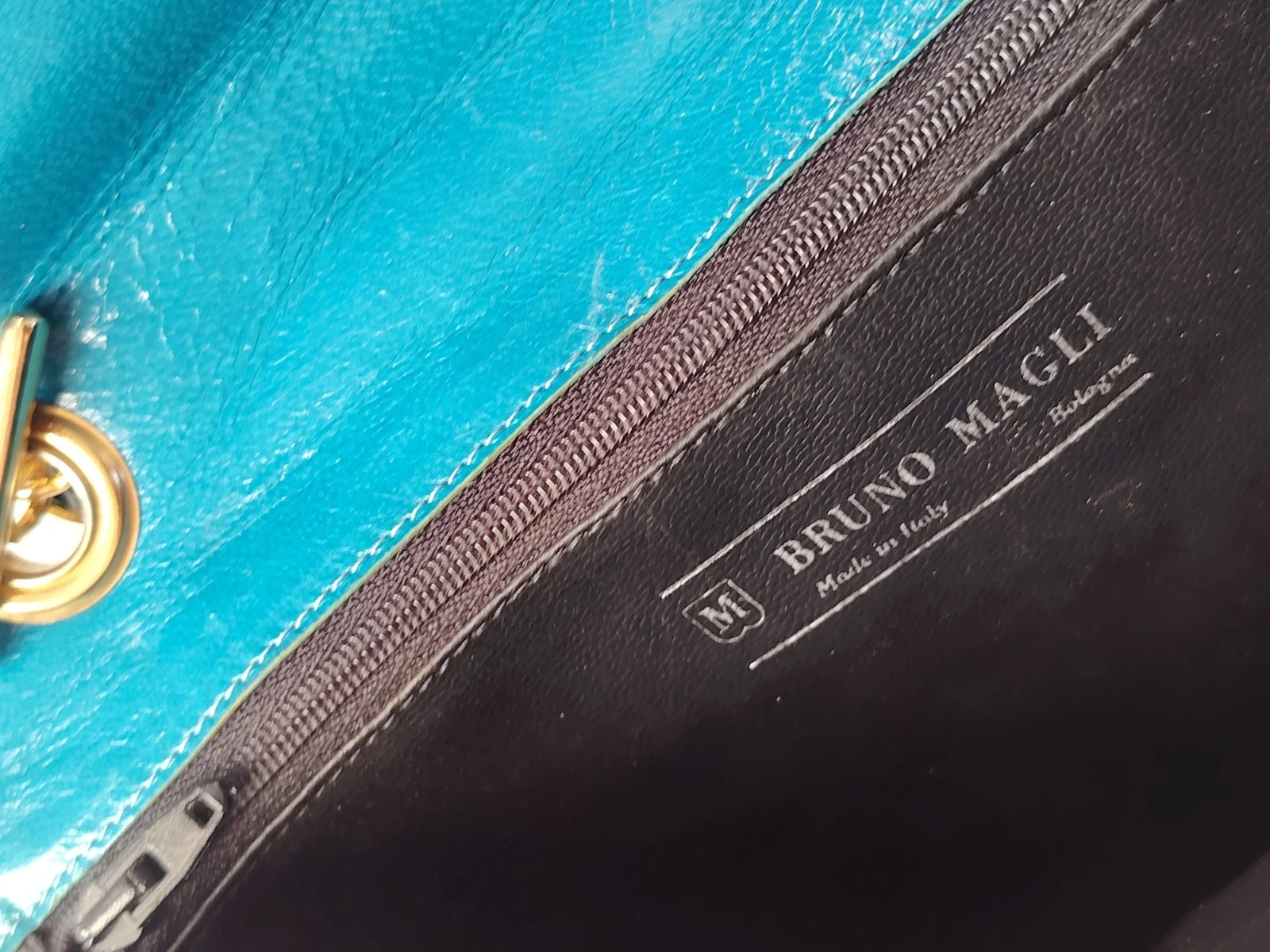 Kompakte Lederschultertasche mit Kettenriemen