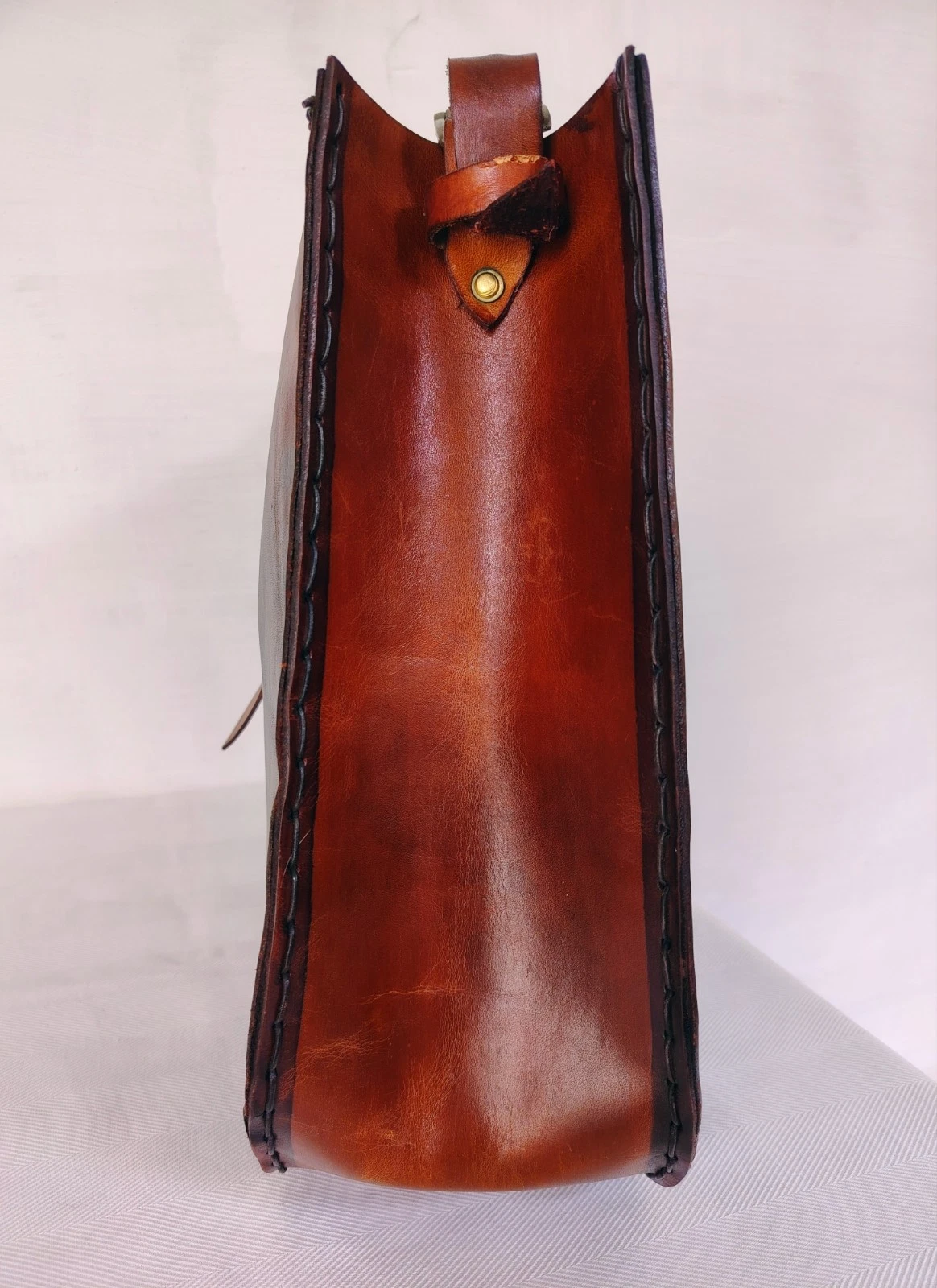 Handgefertigte Ledertasche mit beigem Lederfutter