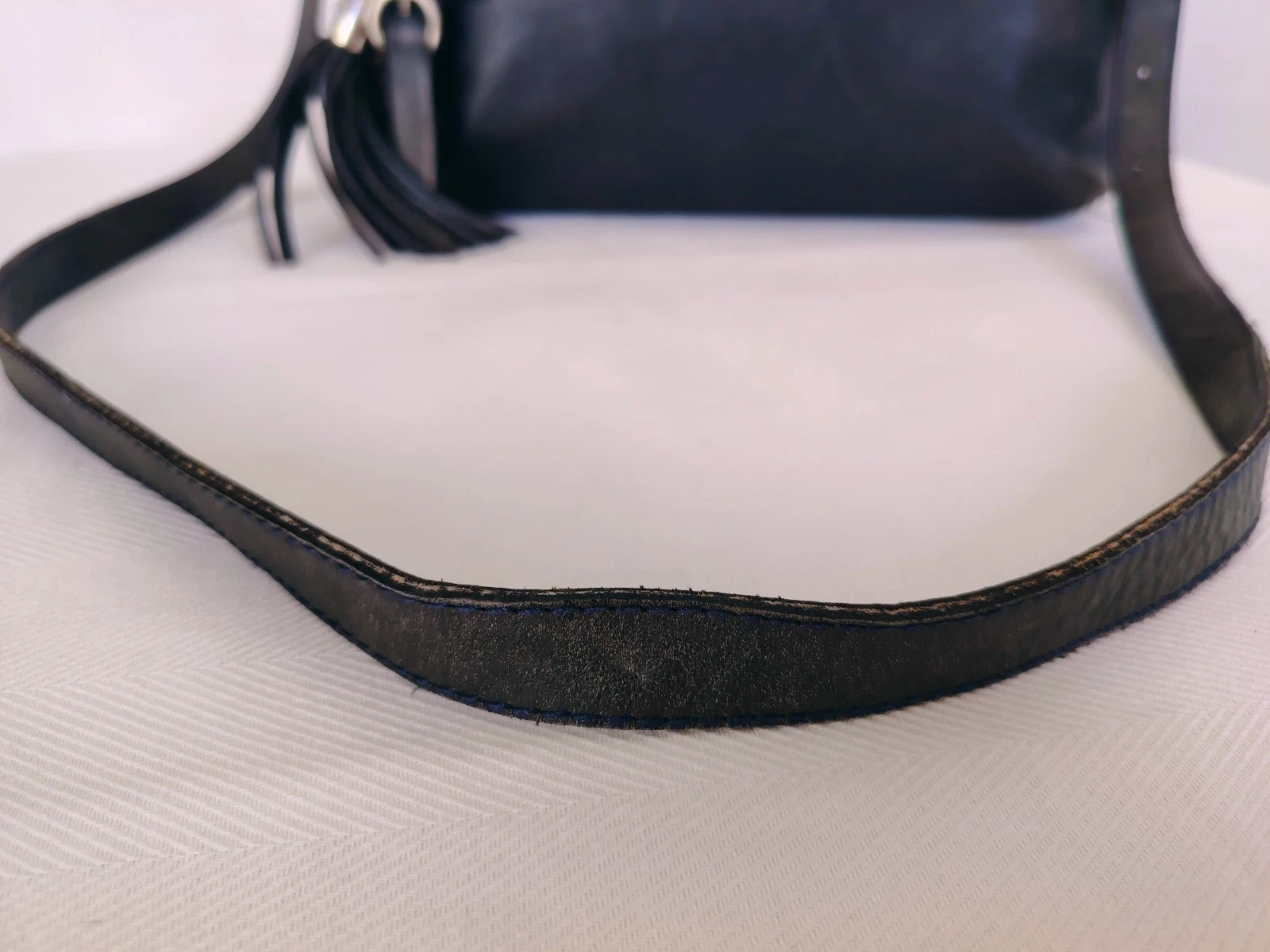 Schwarze Leder Schultertasche mit Kette und Quaste