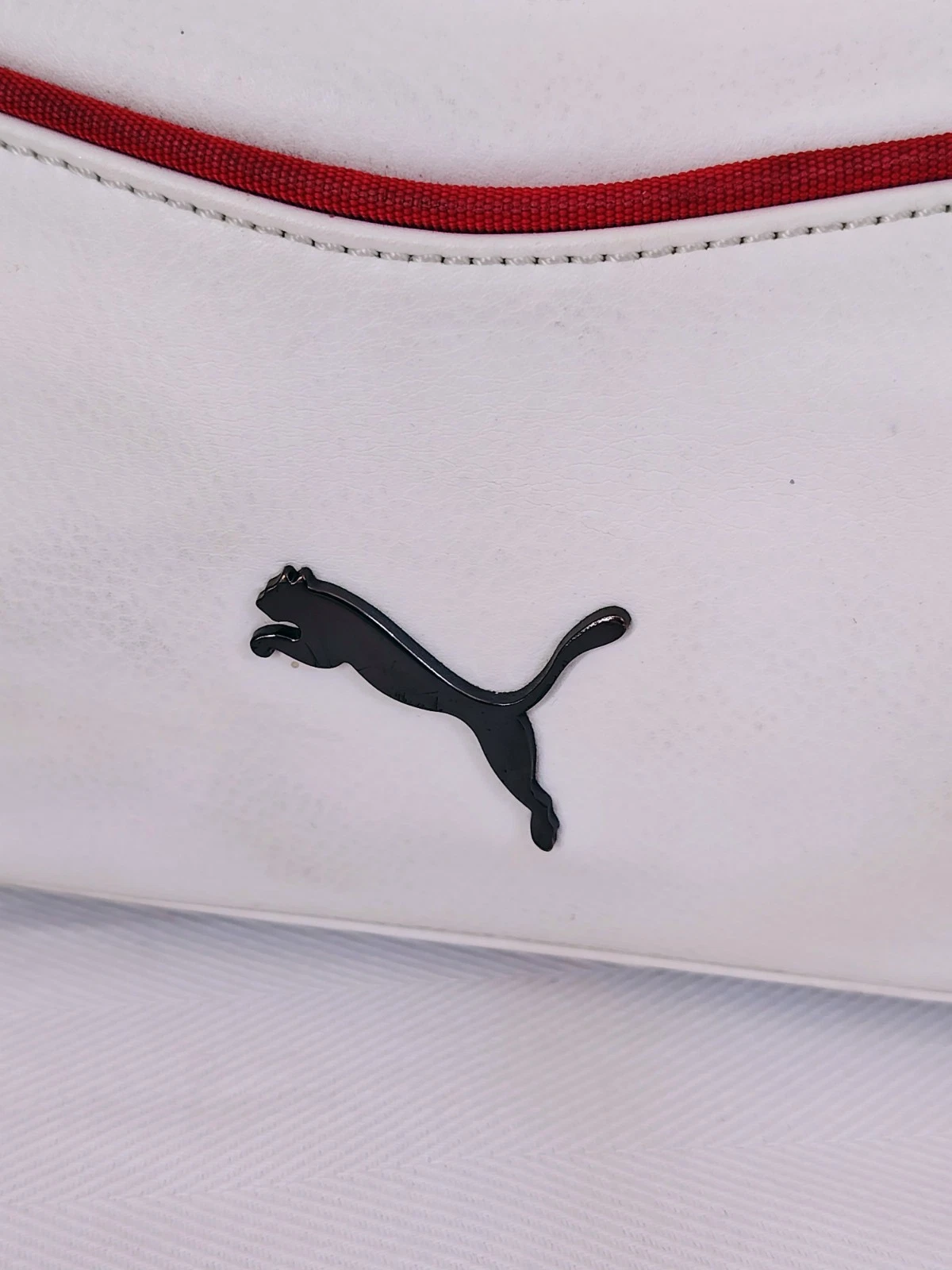 Puma Ferrari Tasche mit weißem Polyurethan Außenmaterial
