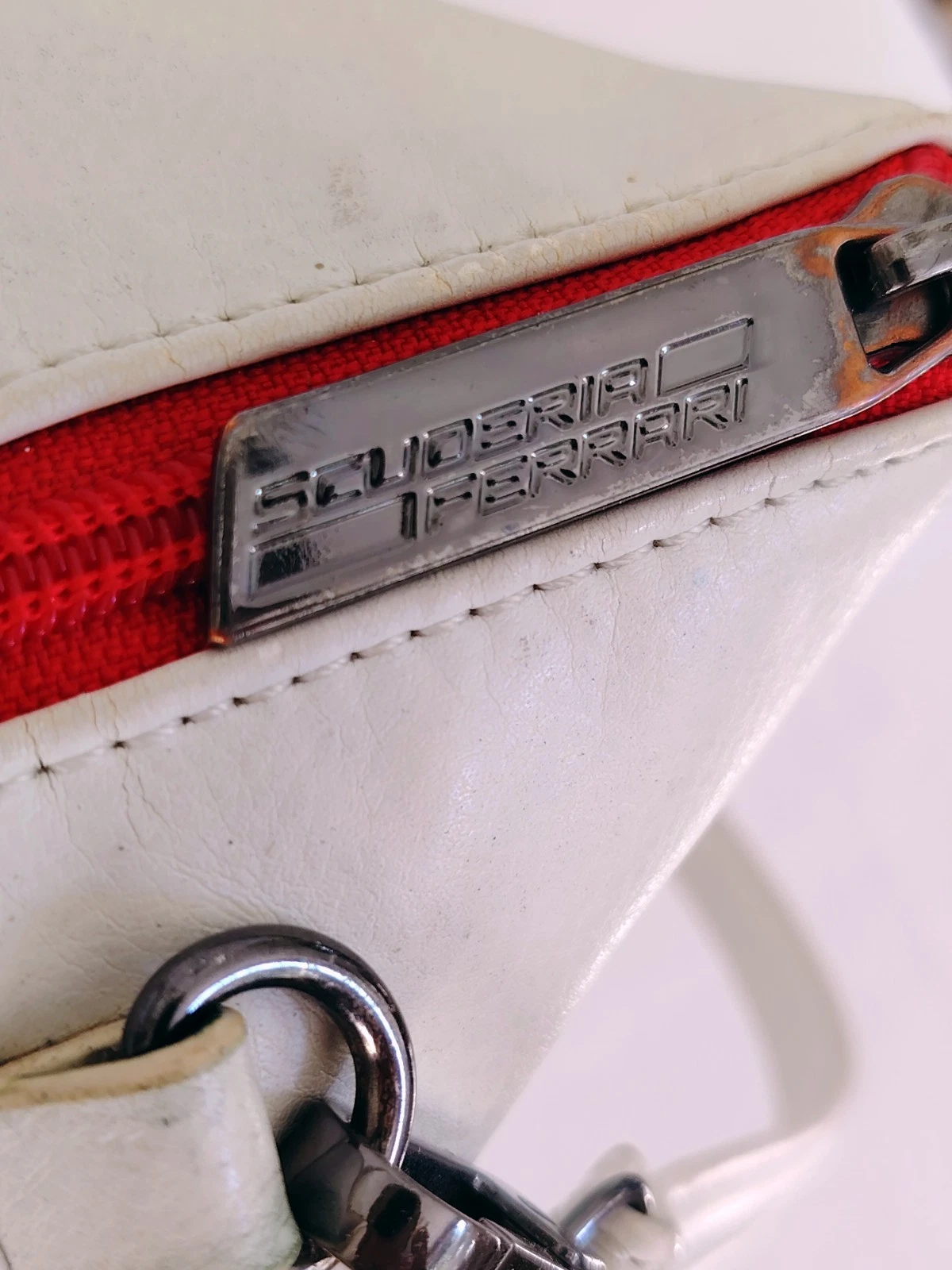 Vintage PUMA Damenhandtasche mit Ferrari Bezug