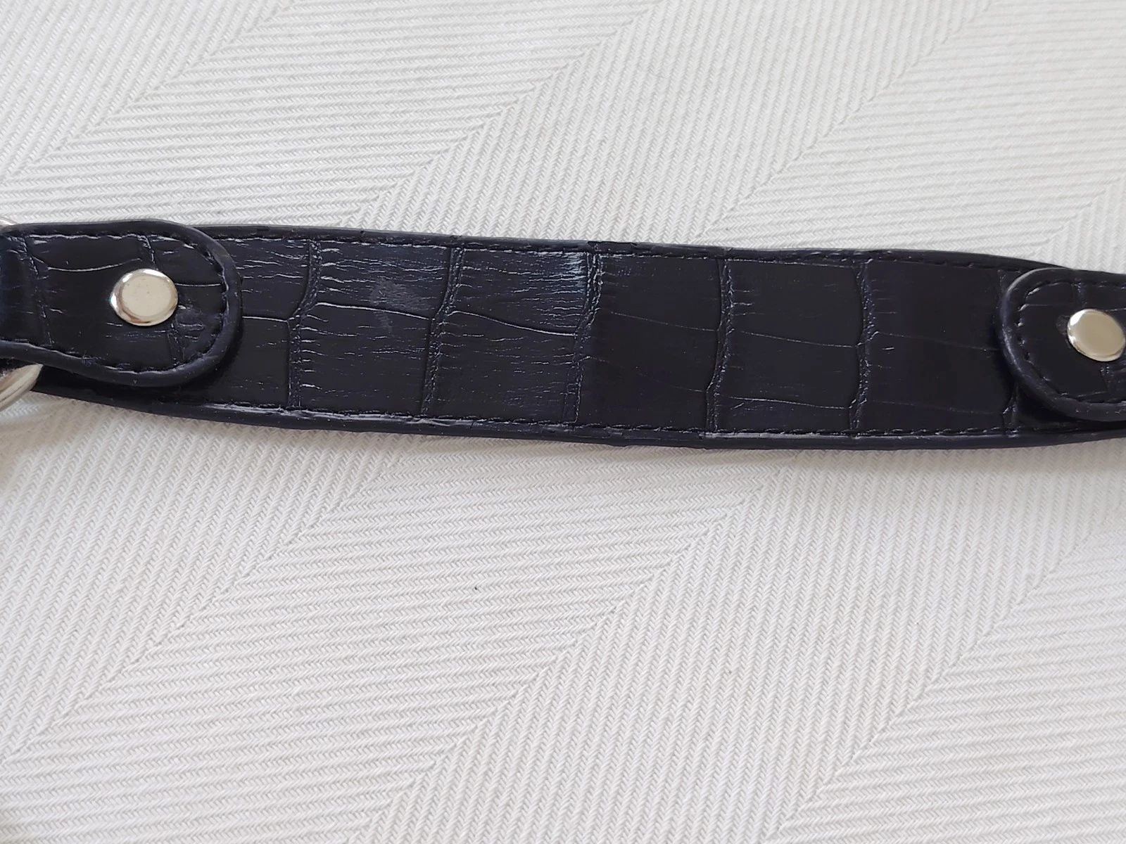 Kleine Schultertasche mit Reptiloptik und Reißverschluss