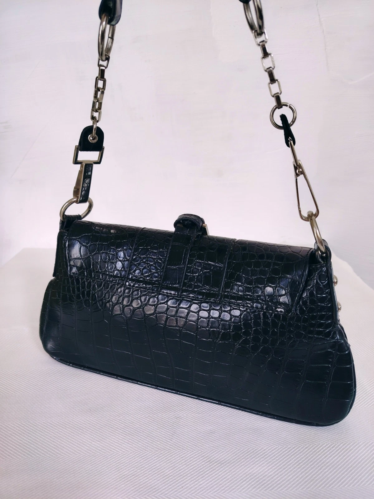 Schwarze Handtasche in glänzender Kroko Prägung