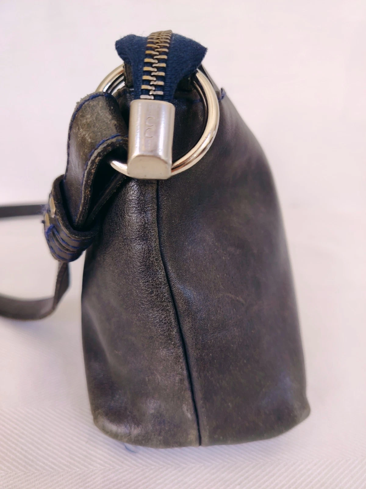 Kleine schwarze Leder Schultertasche mit silberfarbenen Beschlägen