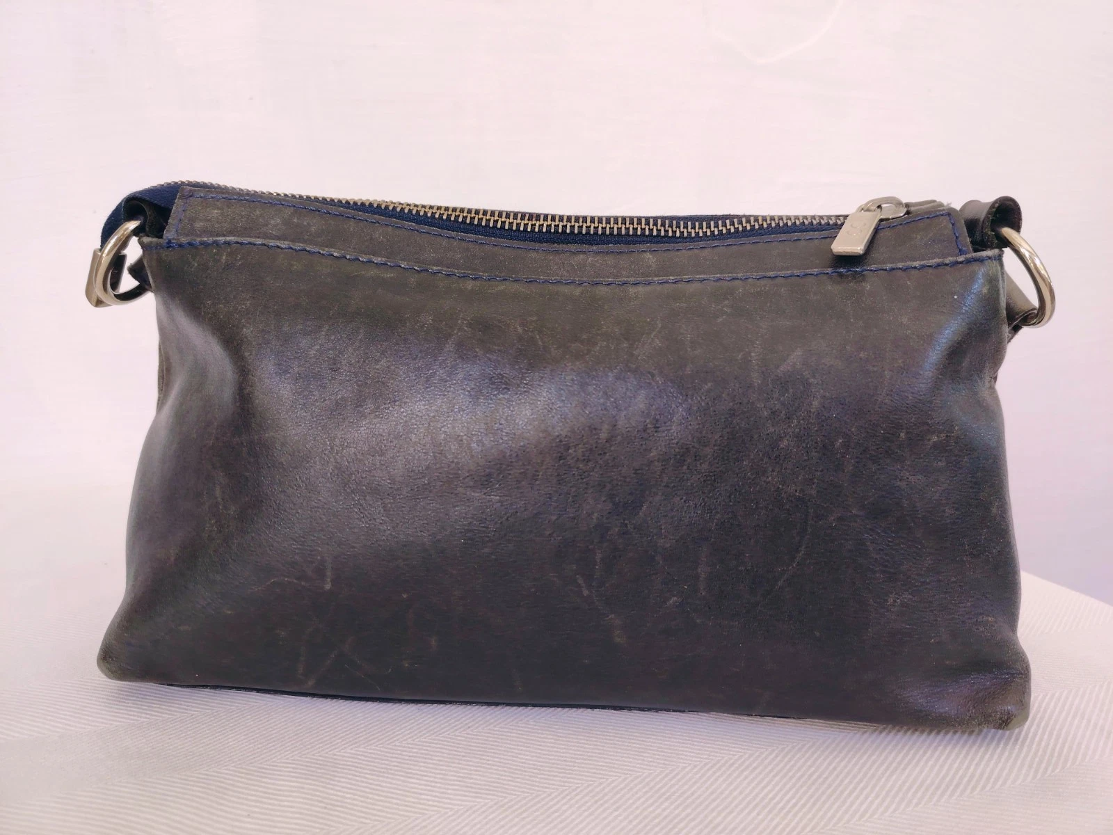 Schwarze Vintage Schultertasche mit seitlicher Quaste