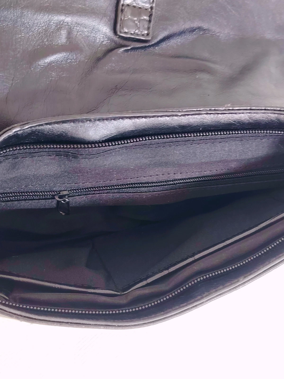 Y2K Schultertasche schwarz in kompakter Form