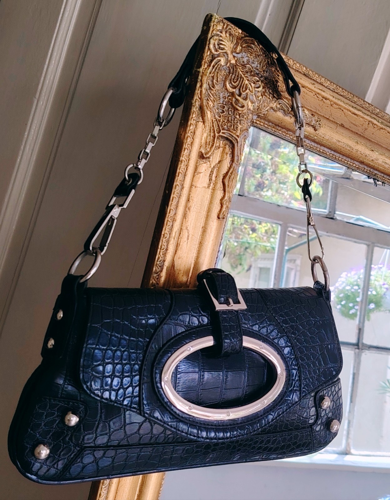 Y2K Schultertasche schwarz mit glänzender Reptilprägung