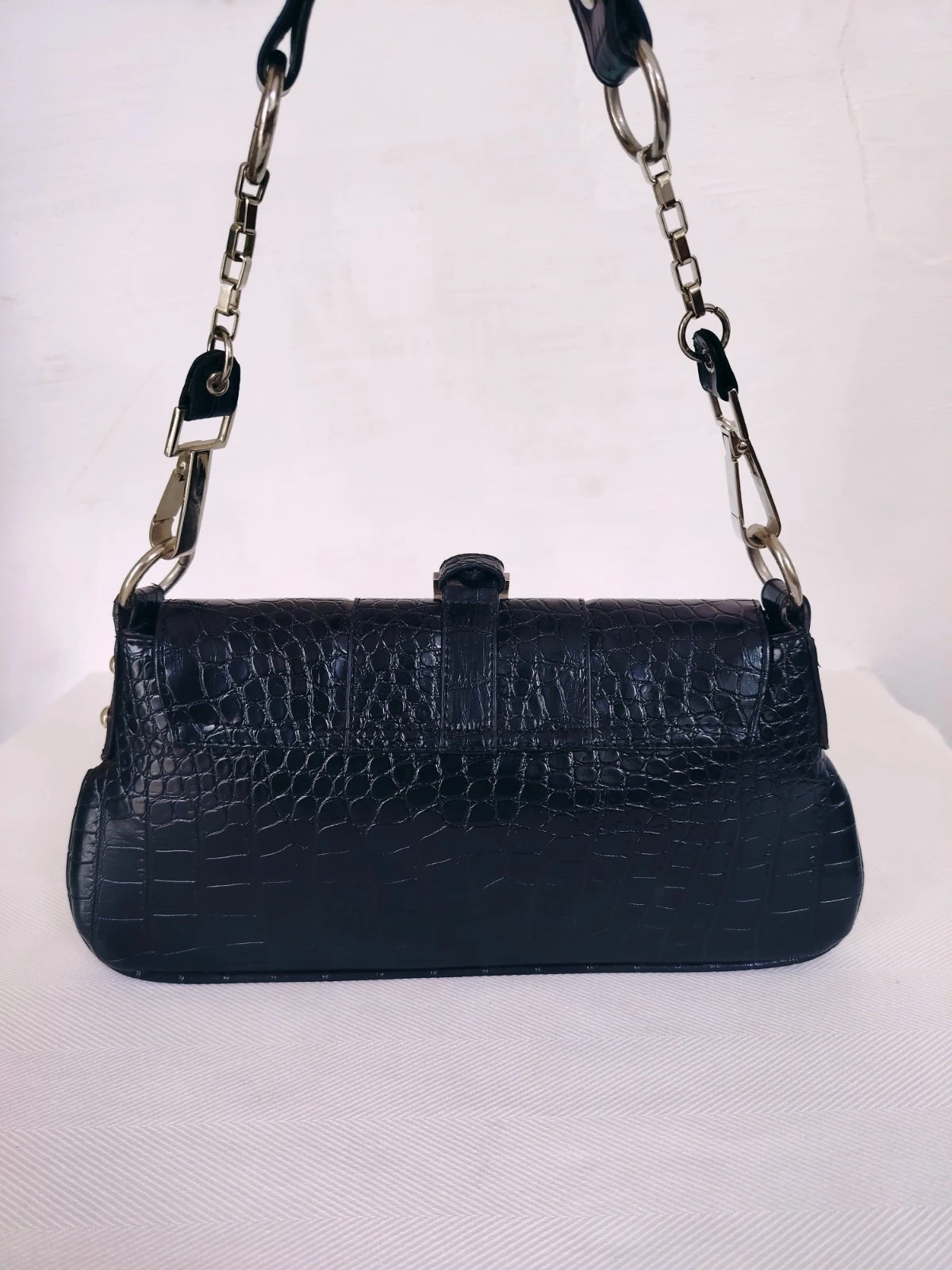 Y2K Schultertasche mit großen silberfarbenen Ringelementen