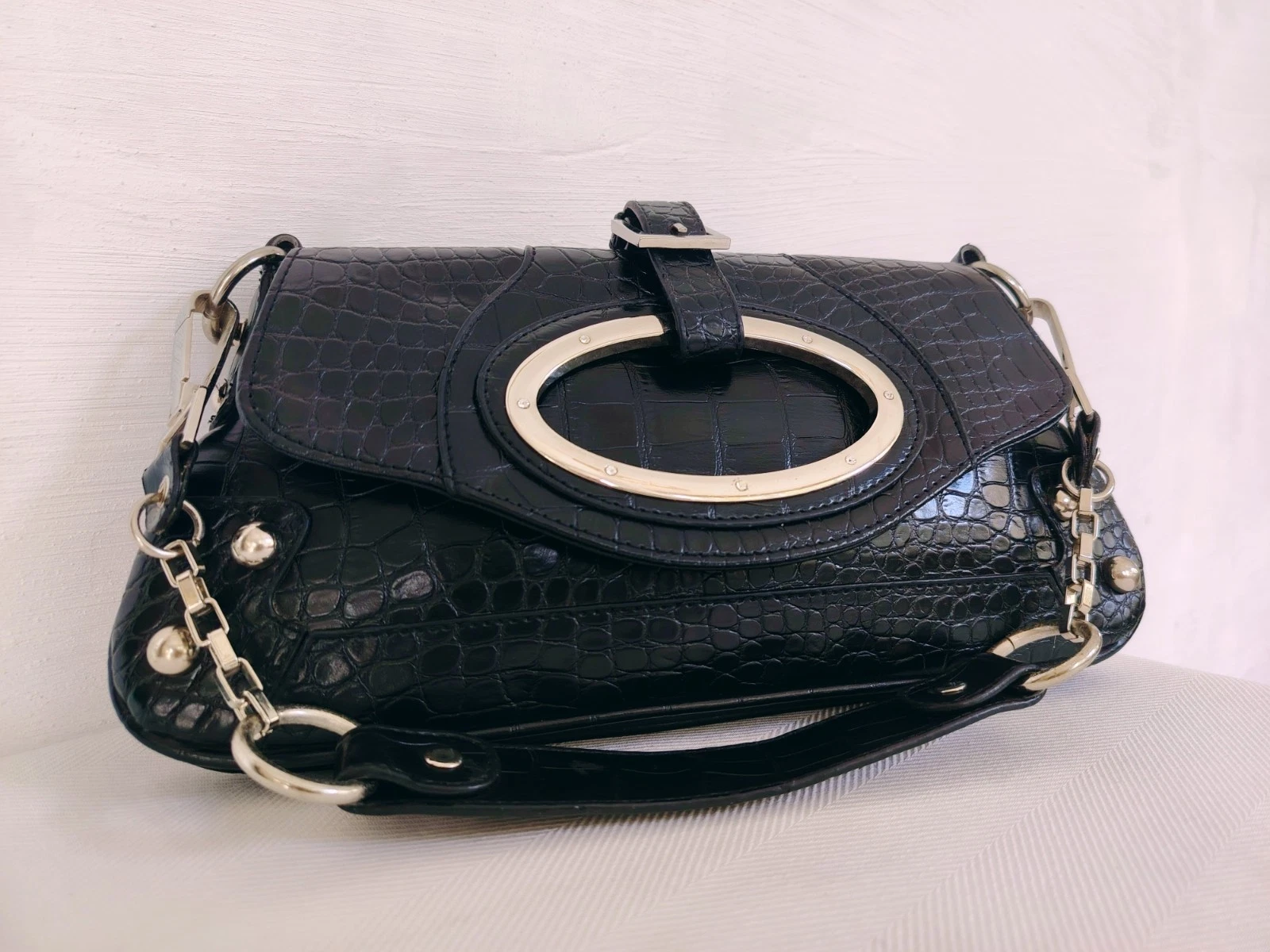 Y2K Handtasche mit silberfarbenen Metallbeschlägen
